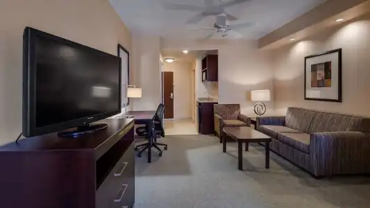 Best Western Plus Midland Suites - 15
