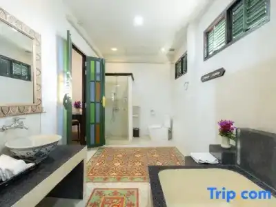 Cheva Gallery Boutique - 163