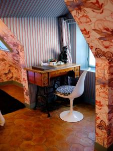 Hôtel du Petit Moulin, Haute Couture by Lacroix - 36