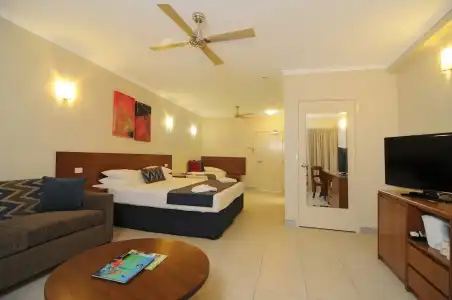 Cairns Queenslander & Apartments - 43