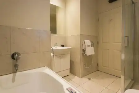 Merivale Manor - 102