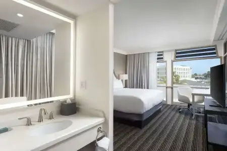 DoubleTree by Hilton San Diego Bayside - 143