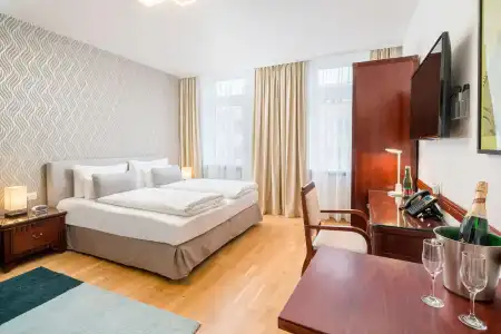 Best Western Plus Celebrity Suites - 112