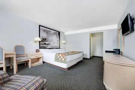Super 8 by Wyndham Niagara Falls North - 2