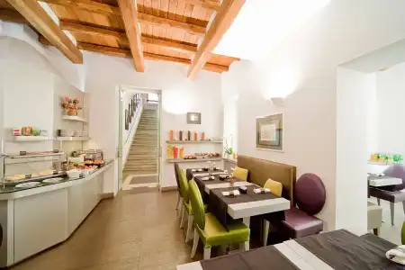 Trevi Palace Luxury Inn - 17