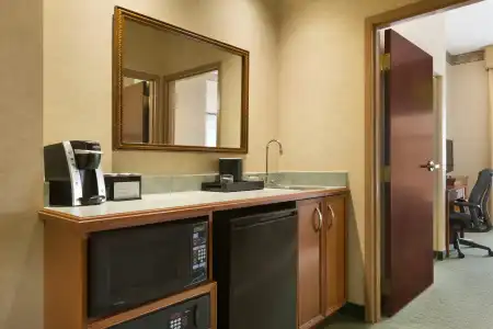 Embassy Suites Lincoln - 40