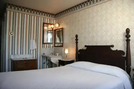 Martine Inn - 77