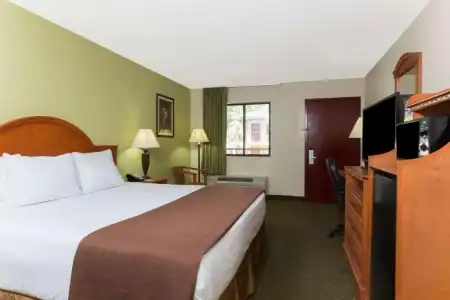 Howard Johnson by Wyndham Tallahassee - 19