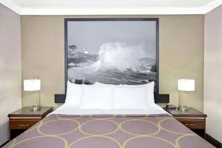 Super 8 by Wyndham Culver - 3