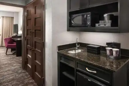 Embassy Suites by Hilton Crystal City National Airport - 38