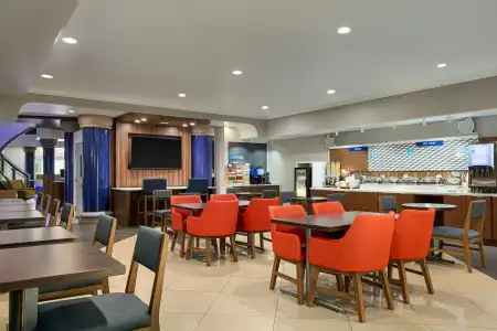 Holiday Inn Express and Suites Bakersfield Central by IHG - 29