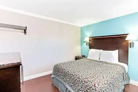 Days Inn by Wyndham Long Beach City Center - 22