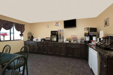 Super 8 by Wyndham Topeka/Wanamaker RD/I-70 - 11