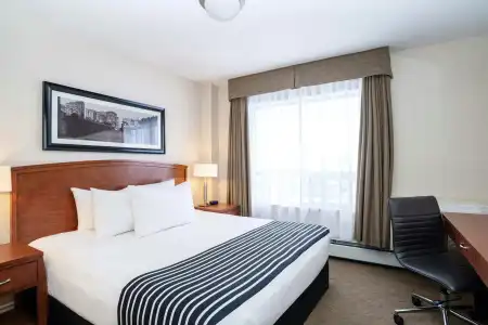 Sandmans & Suites Calgary West - 21