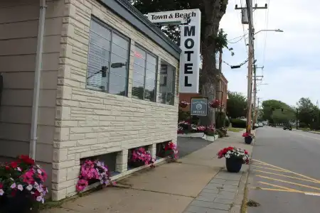 Town & Beach Motel - 7
