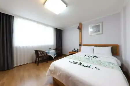 Utopia Tourist - 4