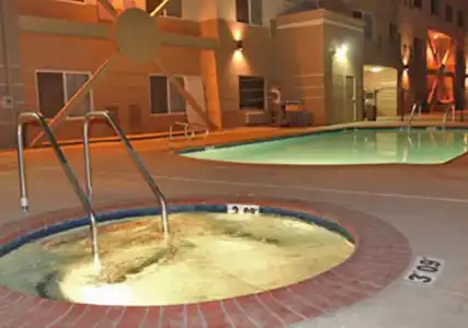 Holiday Inn Express and Suites Bakersfield Central by IHG - 10