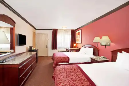 Travelodge By Wyndham Pasadena Central - 4