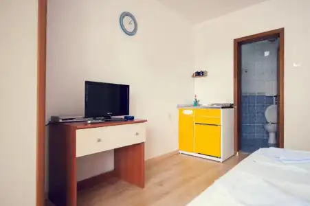 Lyon Apartments - 16