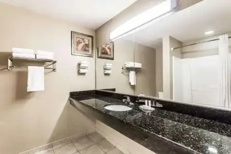 Days Inn & Suites by Wyndham Lakeland - 58