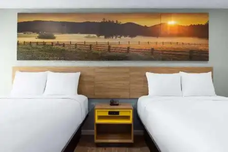 Days Inn by Wyndham Bakersfield - 13