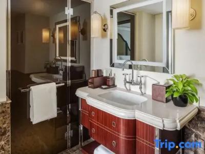 Maxwell Reserve Singapore, Autograph Collection - 38