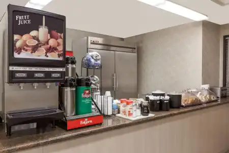 Ramada by Wyndham Bakersfield North - 10