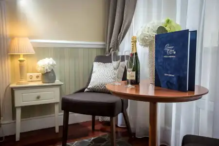 Queen's Court & Residence - 5