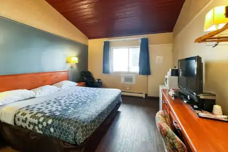 Econo Lodge Motel Village - 66