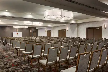DoubleTree by Hilton Toronto Airport West - 12