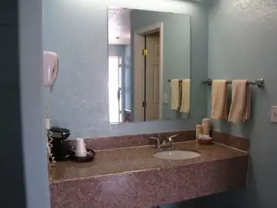 Pinn Road Inn and Suites - 5