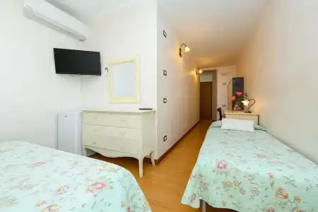 B&B America - 24