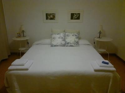 Ally's Guest House Barcelona B&B - 63