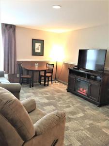 Boothill Inn And Suites - 2