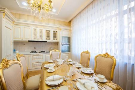 Monday Royal Apart - 90