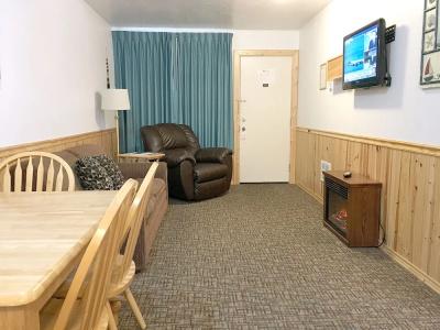 Park Motel and Cabins - 335