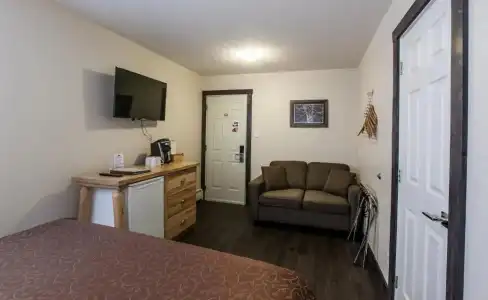 Swiss Chalet Motel - 95