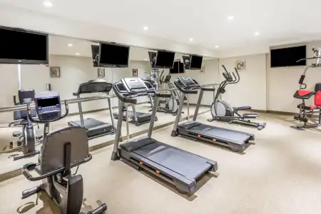 Ramada by Wyndham Flushing Queens - 11