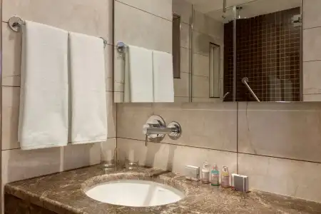 Ramada by Wyndham Old City - 10