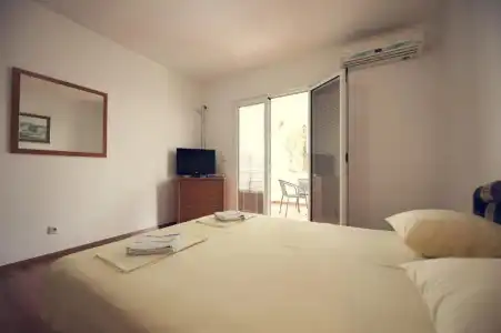 Lyon Apartments - 23