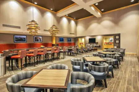 Hampton Inn & Suites Madison-West - 18
