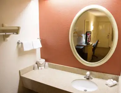 Red Roof Inn Laredo - 7
