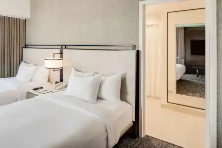 DoubleTree by Hilton & Suites Jersey City - 3