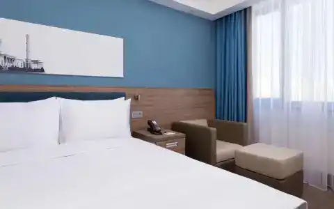 Hampton by Hilton Triumphal Arch - 16