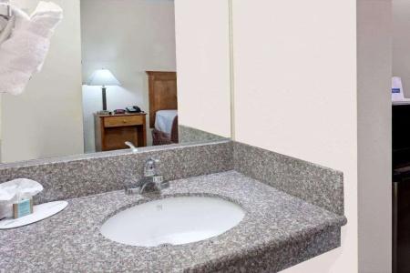 Travelodge By Wyndham Pasadena Central - 5