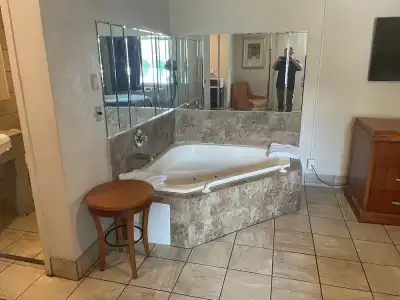 Budgetel Inn & Suites - 8