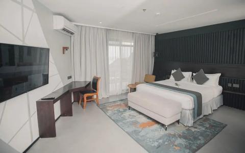Giraffe Ocean View - 36