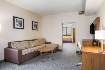 Quality Suites Lansing West - 4