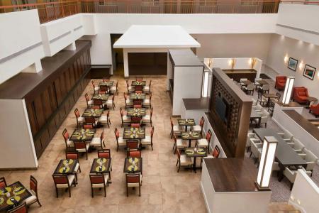 DoubleTree by Hilton Doha Old Town - 13
