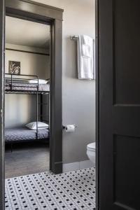 Gardner & Hostel - 100